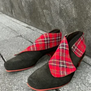 Distinctive 90s Vintage Black Leather & Red Plaid Shoes – Retro Tartan, EU 37.5