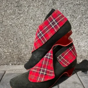 Distinctive 90s Vintage Black Leather & Red Plaid Shoes – Retro Tartan, EU 37.5