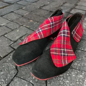 Distinctive 90s Vintage Black Leather & Red Plaid Shoes – Retro Tartan, EU 37.5